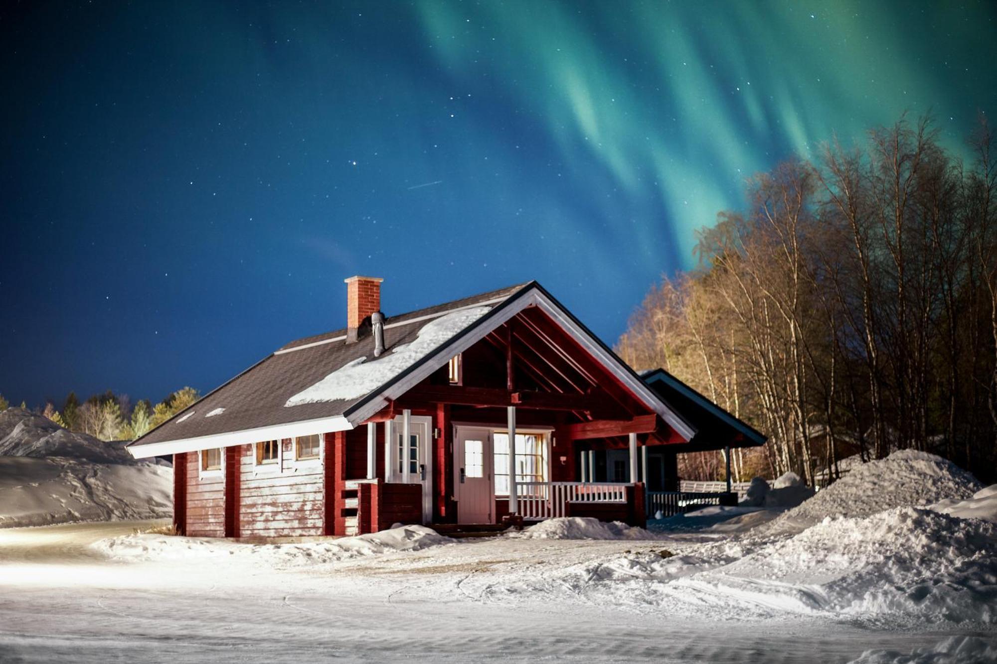 Village Lodge *