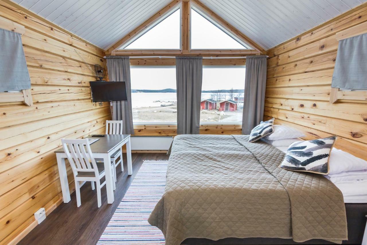 Village Lodge *